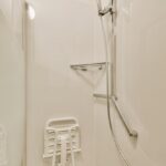 Elemente esențiale în proiectarea unei cabine de duș pentru persoane în vârstă