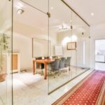 Ce sunt pereții cortină interiori și cum transformă spațiul de birou