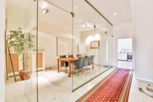Ce sunt pereții cortină interiori și cum transformă spațiul de birou