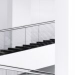De ce sunt balustradele din sticlă alegerea preferată în clădirile premium