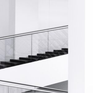 De ce sunt balustradele din sticlă alegerea preferată în clădirile premium