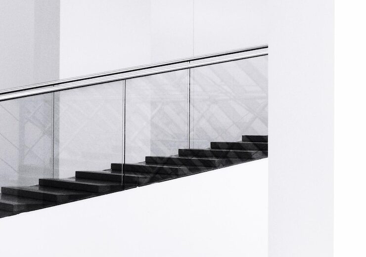 De ce sunt balustradele din sticlă alegerea preferată în clădirile premium