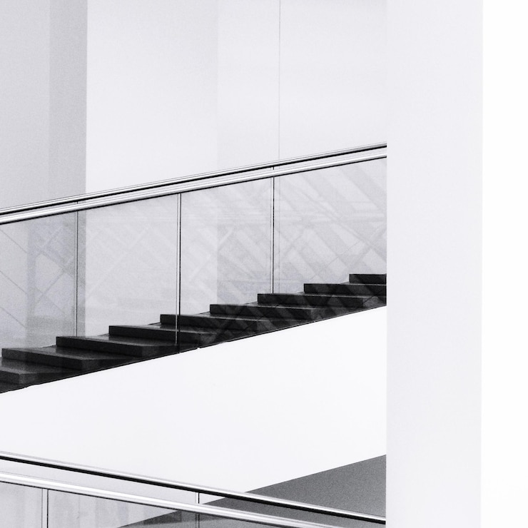 Acasă 21 De ce sunt balustradele din sticlă alegerea preferată în clădirile premium