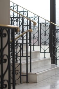 Balustrade interioare vs. balustrade exterioare – diferențe tehnice și estetice