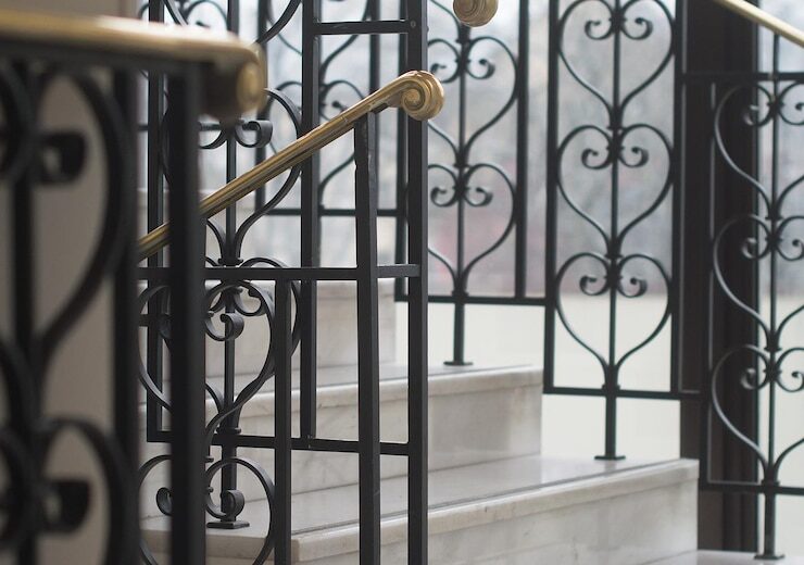 Balustrade interioare vs. balustrade exterioare – diferențe tehnice și estetice