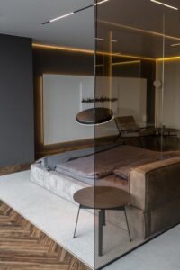 Cum influențează lumina naturală alegerea pereților de sticlă