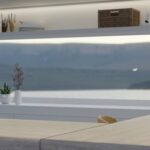 Splashback cu sticlă clară peste tapet – o soluție creativă