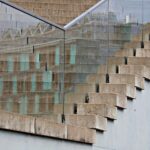 Ce faci dacă ai o balustradă veche din fier pe care vrei să o înlocuiești cu sticlă