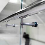 Tipuri de prinderi pentru balustradele din sticlă: avantaje și dezavantaje