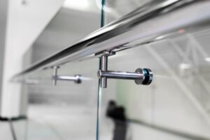 Tipuri de prinderi pentru balustradele din sticlă: avantaje și dezavantaje