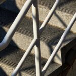 Diferențe între balustradele montate pe fața betonului și cele pe deasupra