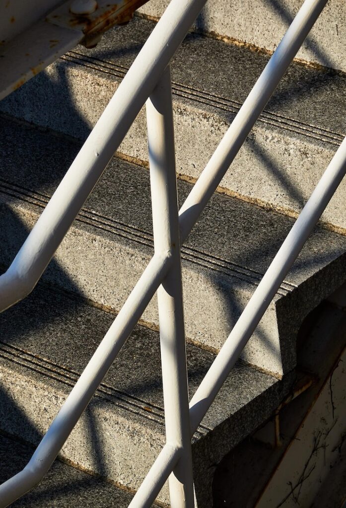 Diferențe între balustradele montate pe fața betonului și cele pe deasupra