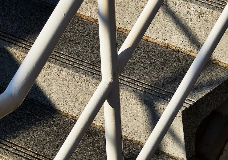 Diferențe între balustradele montate pe fața betonului și cele pe deasupra