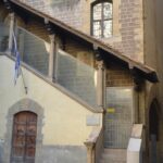 Balustradele din sticlă în case cu arhitectură tradițională