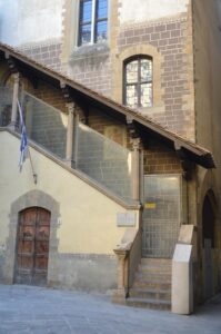 Balustradele din sticlă în case cu arhitectură tradițională