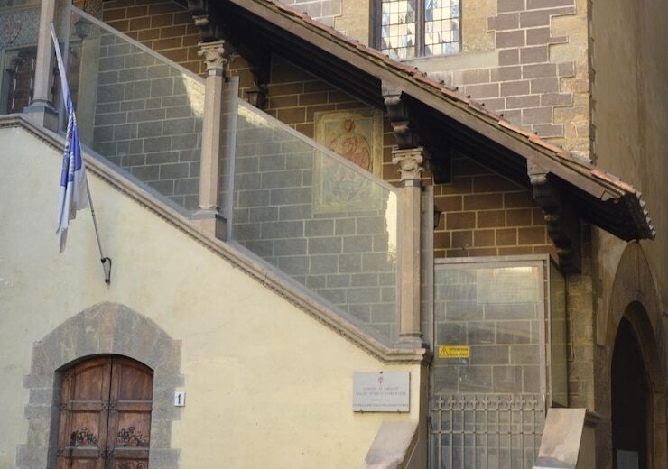 Balustradele din sticlă în case cu arhitectură tradițională