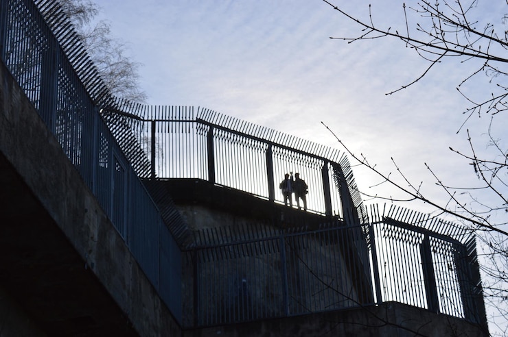 Sisteme de prindere ascunsă vs. prindere vizibilă la balustrade
