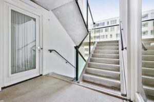 Când se recomandă balustradele din sticlă cu fixări punctuale