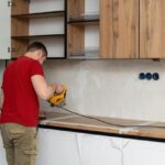 Montajul splashback-ului pe suprafețe de rigips – ce trebuie știut
