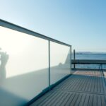 Sticlă mată vs. sticlă clară: cum influențează designul balustradei