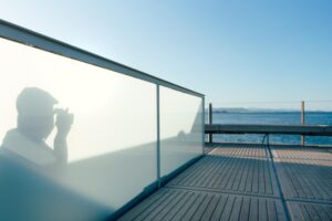 Sticlă mată vs. sticlă clară: cum influențează designul balustradei
