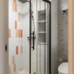 Rolul profilelor de aluminiu în stabilitatea cabinelor de duș