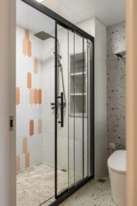 Rolul profilelor de aluminiu în stabilitatea cabinelor de duș