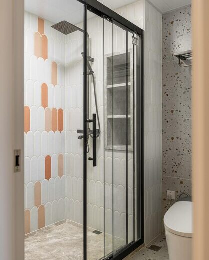 Rolul profilelor de aluminiu în stabilitatea cabinelor de duș