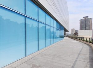 Cum reducem reflexiile și efectul de orbire în pereții de sticlă