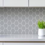 Cum influențează mobilierul forma splashback-ului