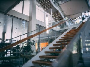 Balustradele din sticlă și lemn – o combinație cu efect wow