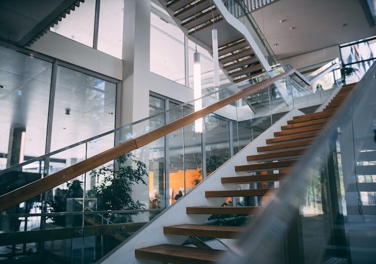 Balustradele din sticlă și lemn – o combinație cu efect wow