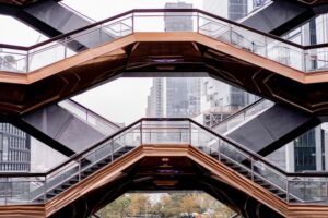 Cum integrezi balustradele din sticlă într-un design modern