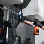 Întreținerea zilnică a splashback-ului fără a deteriora sticla