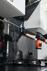 Întreținerea zilnică a splashback-ului fără a deteriora sticla
