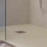 Cum influențează tipul de pardoseală montajul cabinei de duș