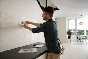 Soluții tehnice pentru montajul splashback-ului în colțuri