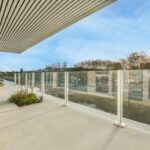 Cum poate o balustradă din sticlă să transforme o terasă banală