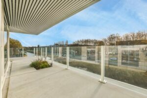Cum poate o balustradă din sticlă să transforme o terasă banală