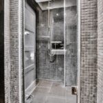 Diferența dintre cabinele de duș walk-in și cele cu uși glisante