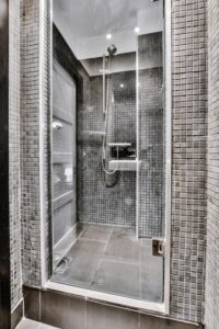 Diferența dintre cabinele de duș walk-in și cele cu uși glisante