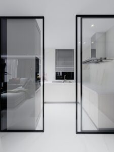 Sticla ca element de design minimalist în amenajări interioare