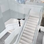 Balustrade din sticlă vs. balustrade din inox – ce să alegi