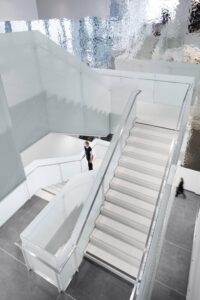 Balustrade din sticlă vs. balustrade din inox – ce să alegi