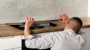Elemente ascunse care pot afecta montajul splashback-ului